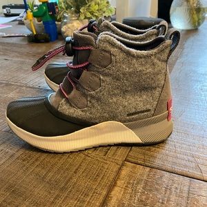 Big girls SOREL winter boots size 4 - like new !